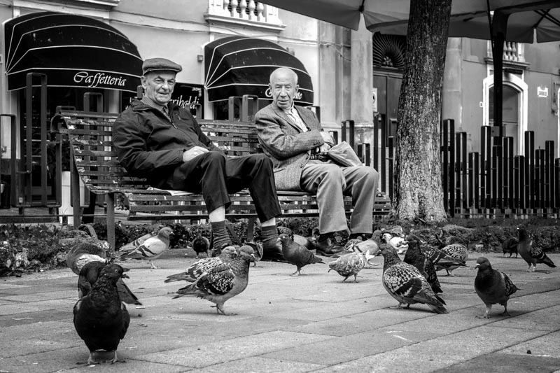 Zwei ma_nner im park