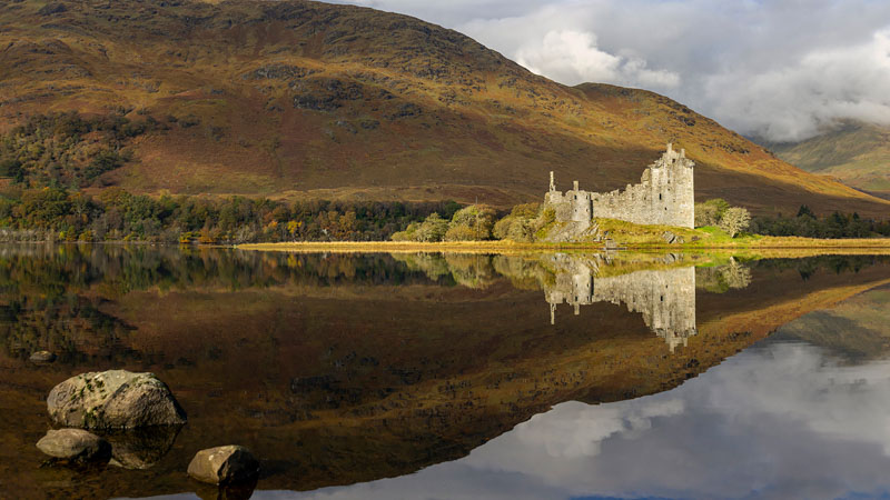 Kilchurn reflects autumn