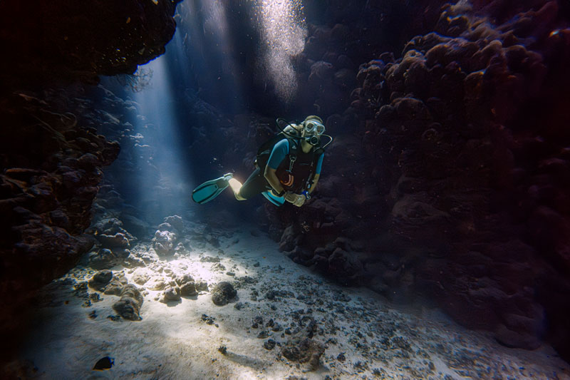 Plongeuse dans labyrinthe